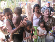 Sarita Rainey with a group of Wayuu children.